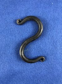 S-Haken mit Schnörkeln