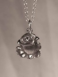 Kette geschlossene Rosenknospe