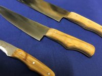 drei messer auf blauem Hintergrund, Küchenmesser-Set